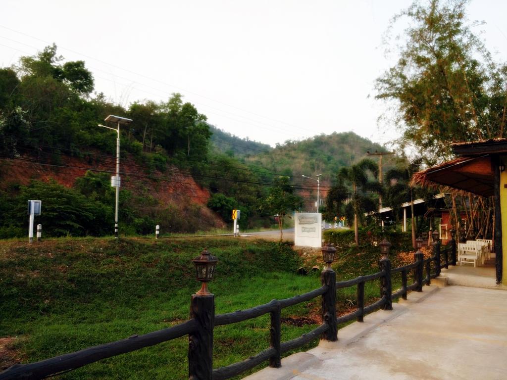 Baan Pong Tara Hotel Суан Фунг Екстериор снимка